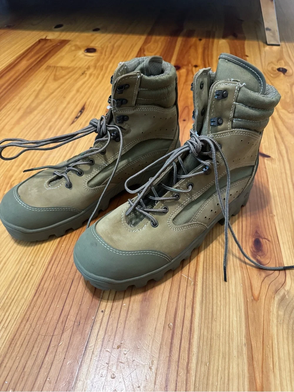 Bates NEW E03612C Tactical Boots Mens 12R Tan Leather Vibram Military